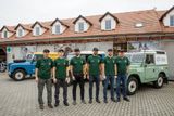 Se třemi vozy Land Rover Defender nastoupí posádky Vintage Racing Teamu, jehož hlavní osobností je dakarský veterán Dušan Randýsek (vlevo).