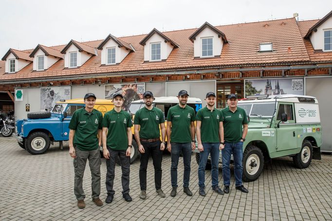 Vozy Land Rover Defender v barvách Vintage Racing Teamupro Dakar Classic 2022