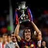 Kapitán Barcelony Carles Puyol zvedá trofej pro vítěze Superpoháru