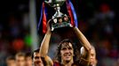 Kapitán Barcelony Carles Puyol zvedá trofej pro vítěze Superpoháru