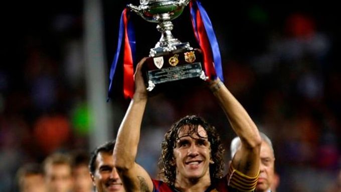 Kapitán Barcelony Carles Puyol zvedá trofej pro vítěze Superpoháru