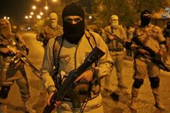 Islámský stát nečekaně obkličuje Palmýru, zatímco syrská a ruská armáda dobývají Aleppo