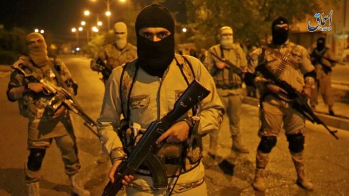 Bojovníci Islámského státu v Mosulu. Fotografii převzala agentura Reuters z jejich videa.