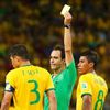 MS 2014, Brazílie-Kolumbie: Thiago Silva dostává žlutou kartu; rozhodčí Carlos Velasco Carballo