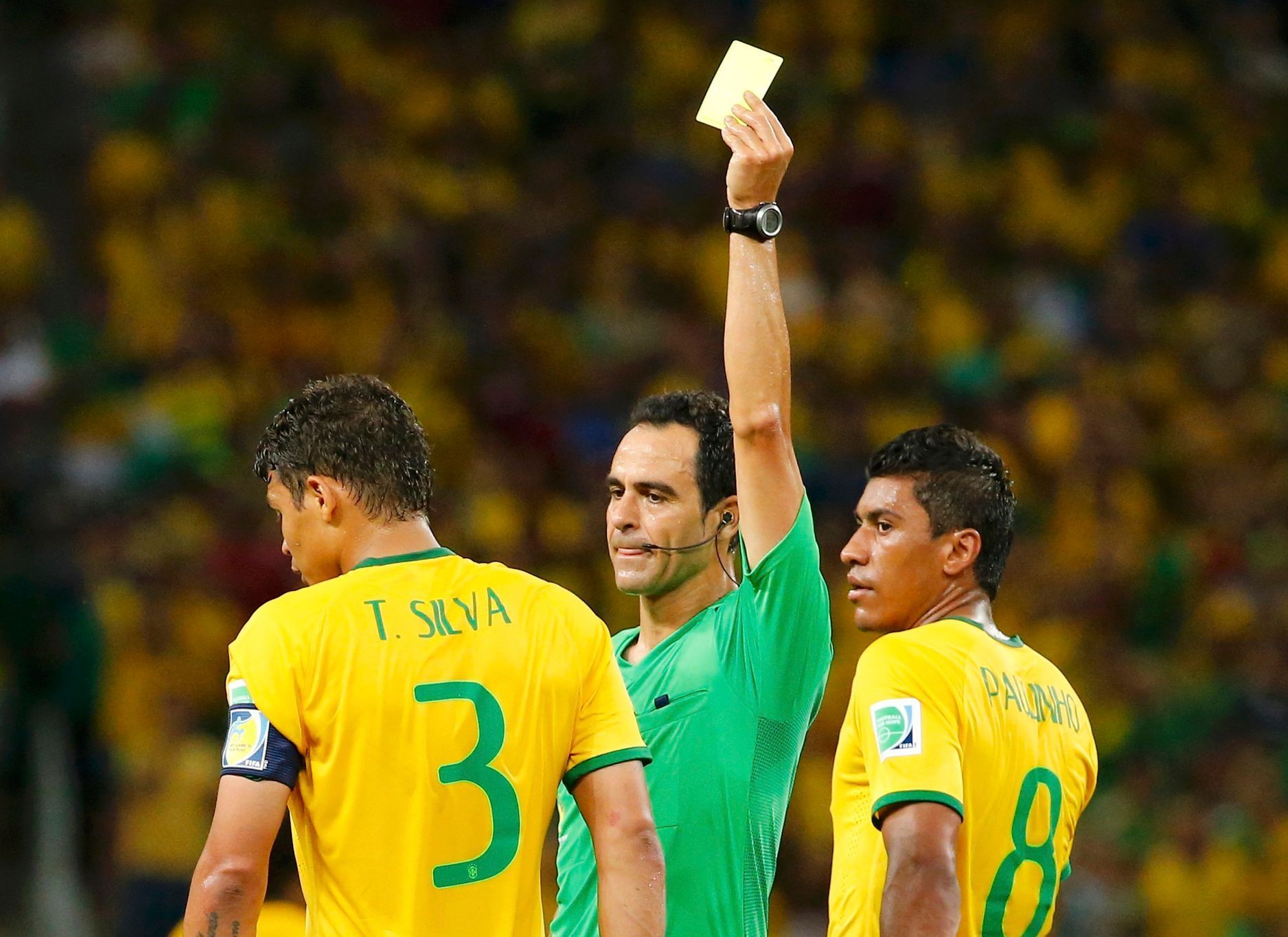 MS 2014, Brazílie-Kolumbie: Thiago Silva dostává žlutou kartu; rozhodčí Carlos Velasco Carballo