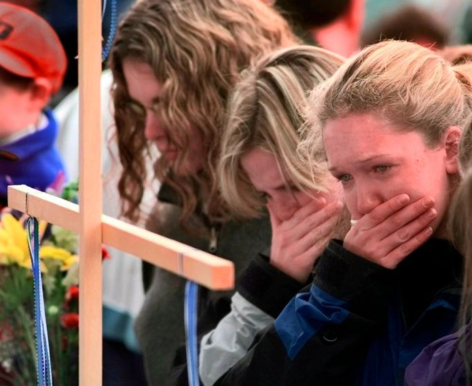 Studenti ze školy Columbine, kde došlo k střelbě. Zleva Darcy Craig, Molly Byrne a Emily Dubin.