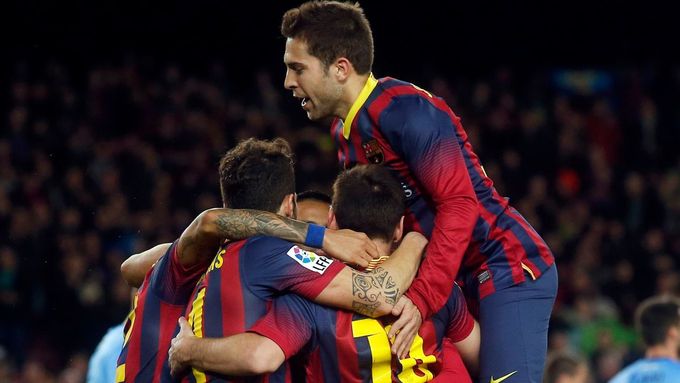 Fotbalisté Barcelony se radují z jedné ze tří branek do sítě Málagy. Výhra je vrátila zpět do čela španělské ligy.