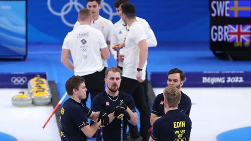 Finále curlingu mužů: Velká Británie vs. Švédsko.