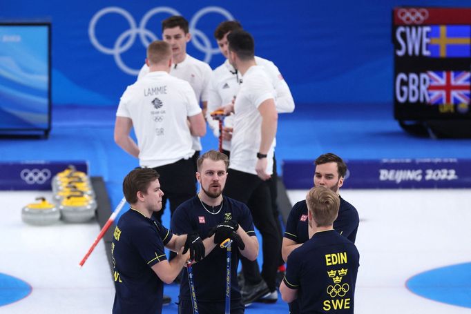 Finále curlingu mužů: Velká Británie vs. Švédsko.