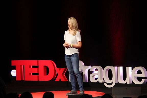 Psychoterapeutka Nora Vlášková se svým příběhem vystoupila i na konferenci TEDxPrague.