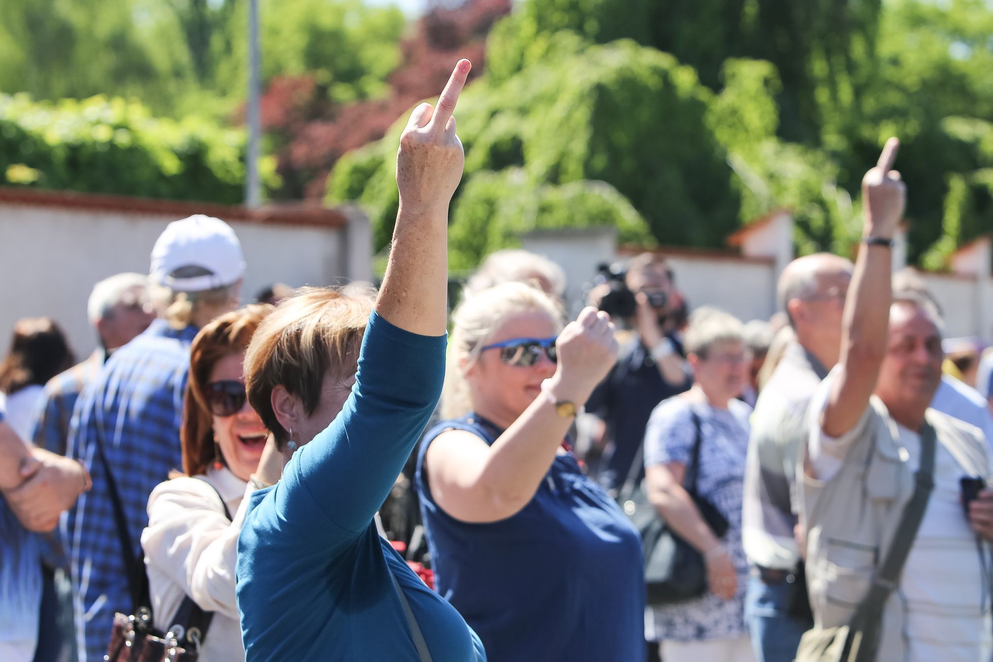 Noční vlci přijeli do Prahy na Olšanské hřbitovy - zde čekali příznivci i odpůrci