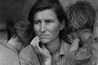 Nepovolená retuš dávno před Photoshopem: upravená je i slavná fotka migrující matky