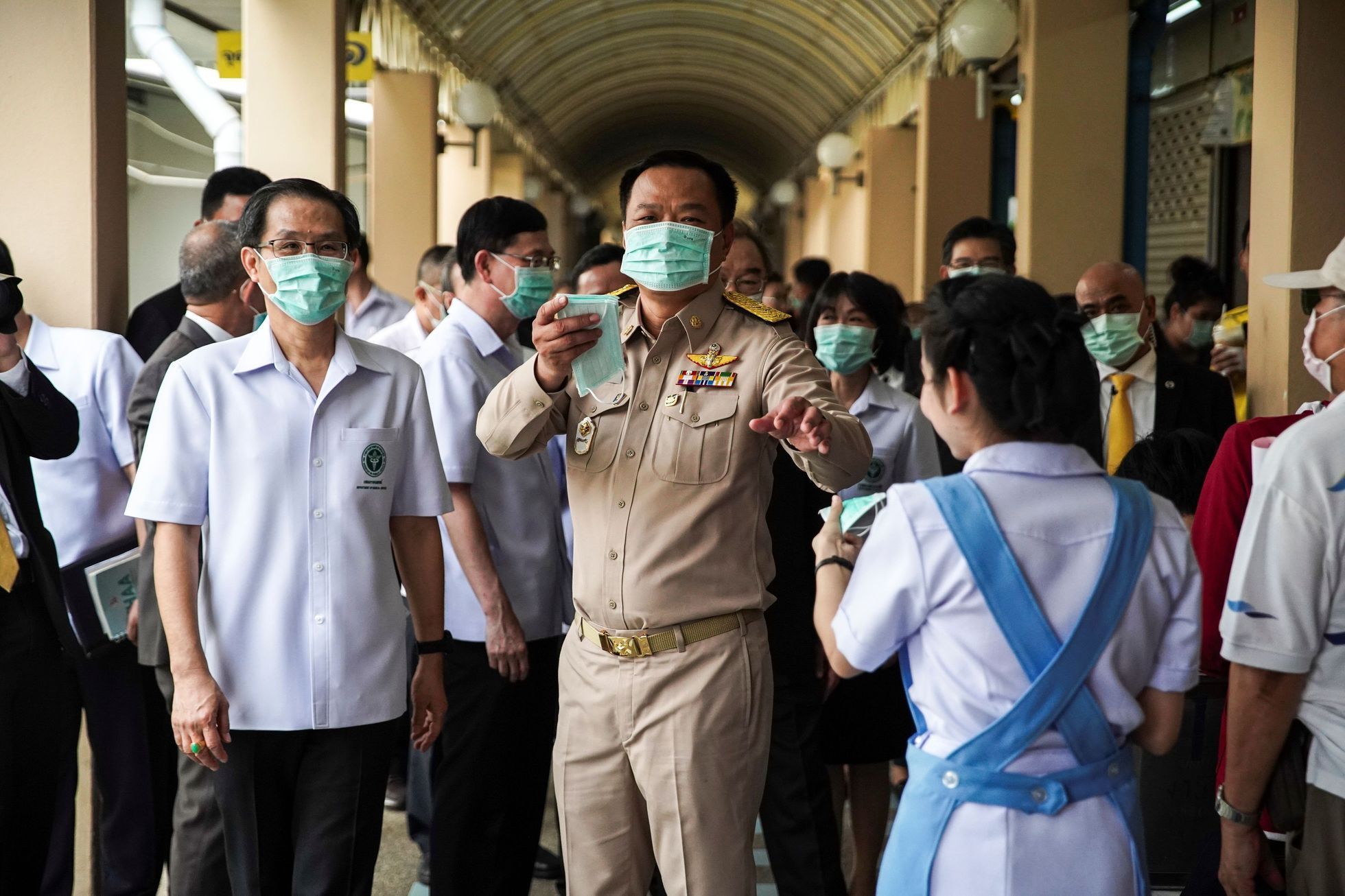 Thajský ministr zdravotnictví Anutin Charnvirakul před tiskovou konferencí o koronaviru.