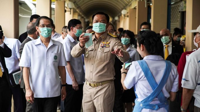 Thajský ministr zdravotnictví Anutin Charnvirakul před tiskovou konferencí o koronaviru.