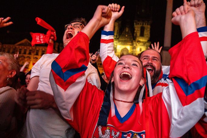 Fanoušci na Staroměstském náměstí v Praze sledují finále mezi Českem a Švýcarskem na MS v hokeji 2024.