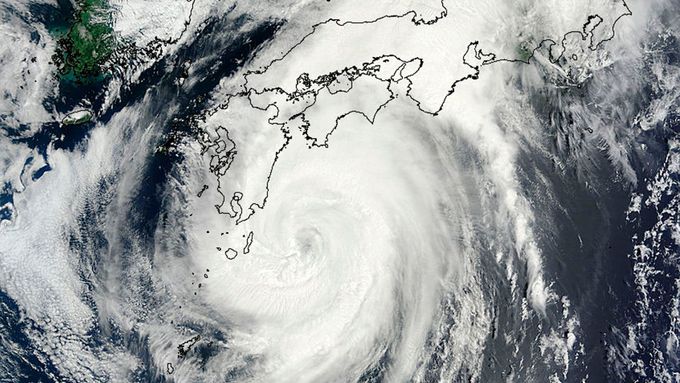 Tajfun Halong ze satelitu.