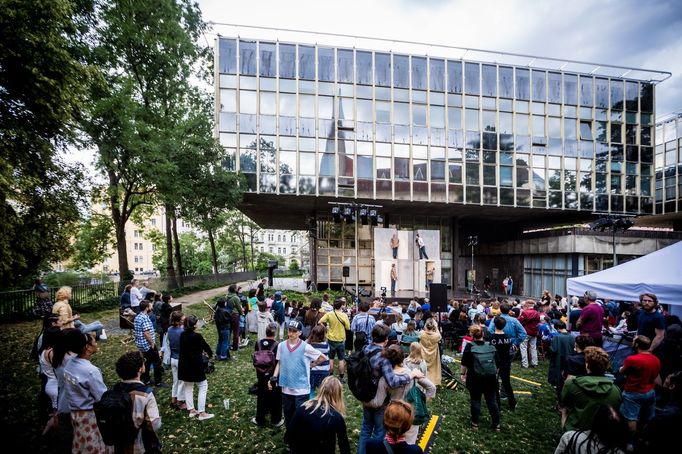 Na snímku z pražské části festivalu Korespondance je inscenace Exit skupiny Circumstances.