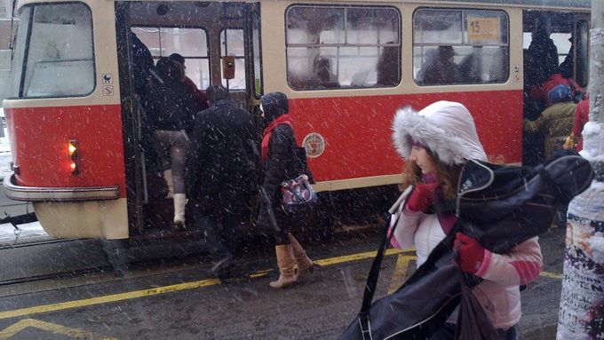 Chodci i řidiči by si měli dávat nadále pozor.