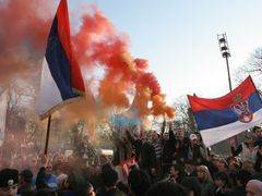 Atmosféra na demonstraci byla vyhrocená od samého počátku, především díky početným skupinkám mladých radikálních Srbů.