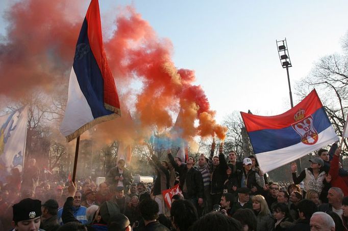 Atmosféra na demonstraci byla vyhrocená od samého počátku, především díky početným skupinkám mladých radikálních Srbů.