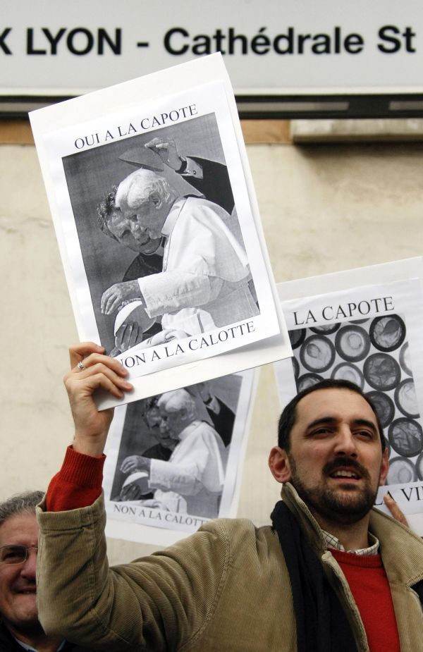 Demostrace gayů a lesbiček proti papežovým výrokům