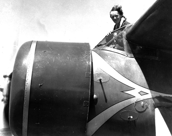Amelia Earhartová pózuje ve svém letadle Lockheed Vega 24. srpna 1932 v Los Angeles v Kalifornii v USA.