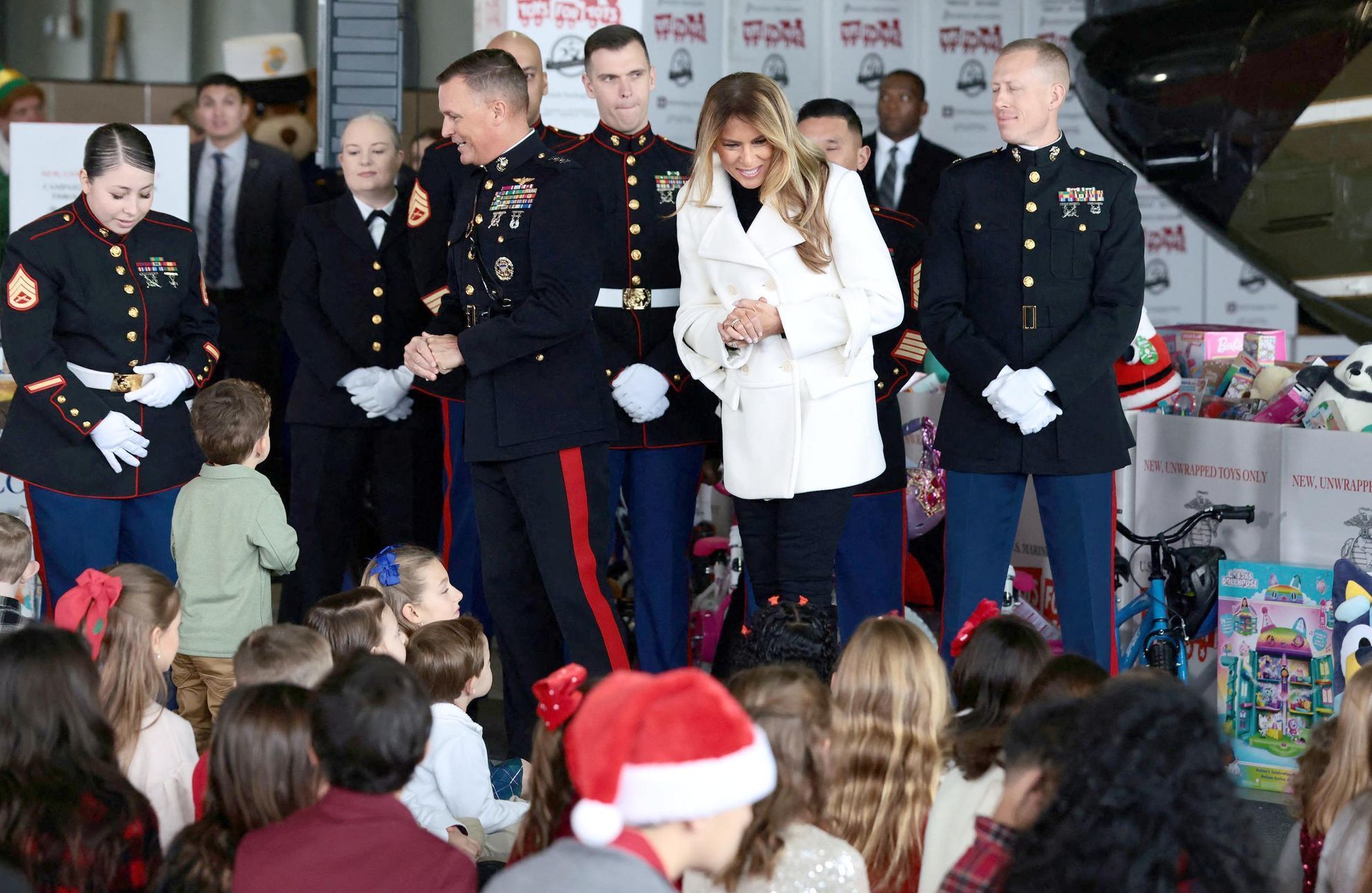 USA, Marine Corps, Melania Trump, charita, Santa Claus