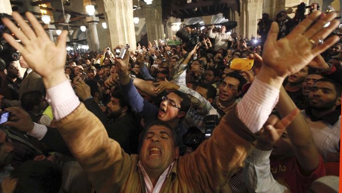 Egypťané zdraví šéfa Hamasu a premiéra Gazy Ismáila Haníju v mešitě al-Azhar v Káhiře.