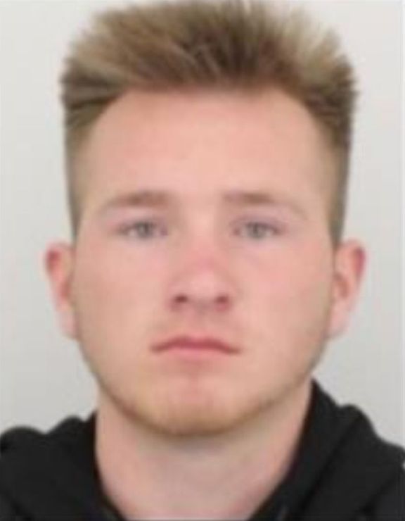 Hledaný muž je vysoký zhruba 180 centimetrů, má hubenou postavu, modré oči, hnědé vlasy a je oholený. Pokud někdo ví, kde se nachází, má informace zavolat na linku 158.