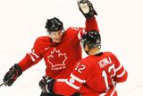 Sidney Crosby a Jarome Iginla se radují ze vstřeleného gólu Kanady při jejím úvodním zápasu turnaje proti Norsku. Kanada nakonec vyhrála 8:0.