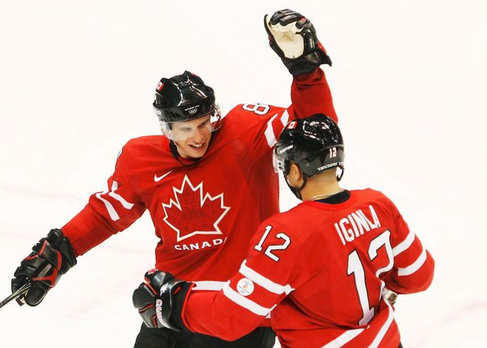 Sidney Crosby a Jarome Iginla se radují ze vstřeleného gólu