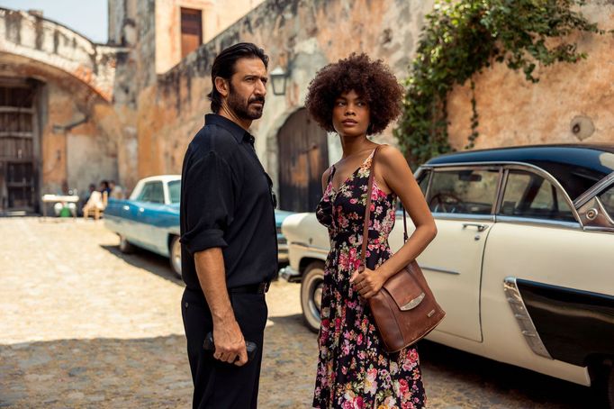 José María Yazpik jako Amado Carrillo Fuentes a Yessica Borroto Perrymanová v roli Marty.