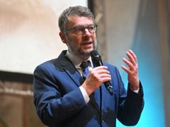 Ředitel společnosti Člověk v tísni Šimon Pánek na zahájení filmového festivalu Jeden svět 