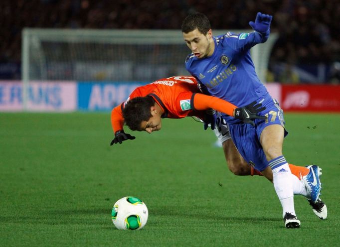 Záložník Eden Hazard (vpravo) si podal soupeřova obránce Sergia Péreze.