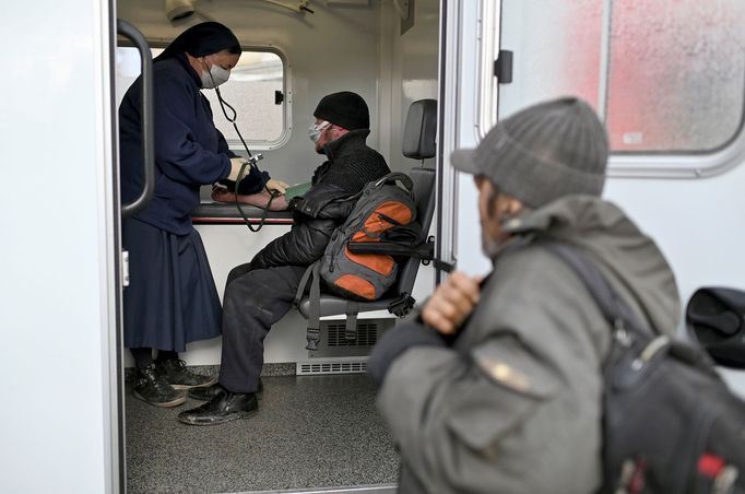 Život bezdomovců v třeskutých mrazech na Sibiři v Rusku.  19. 2. 2020