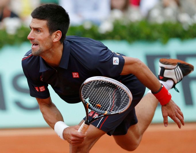 Novak Djokovič po servisu na Rafaela Nadala během finále French Open 2012.