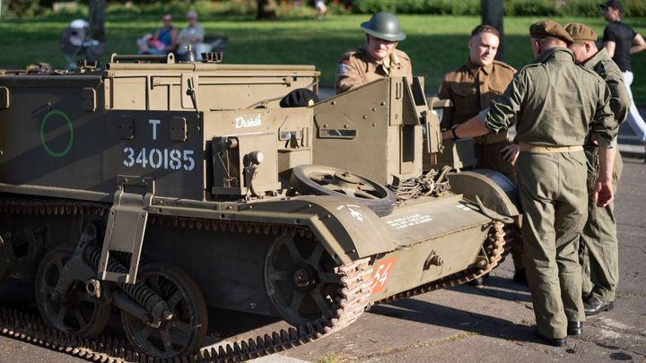 Den válečných veteránů na „Míráku“: Legendární americká auta i legionáři s kulomety; Zdroj foto: MČ Praha 2, ČsOL, Kateřina Adamusová