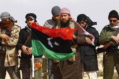 Libyjští rebelové slaví, dobyli zpět klíčové letiště