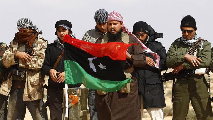 Třináct vojáků povstalecké armády, která bojuje proti libyjskému vůdci Kaddáfímu zahynulo při útoku letadla NATO.