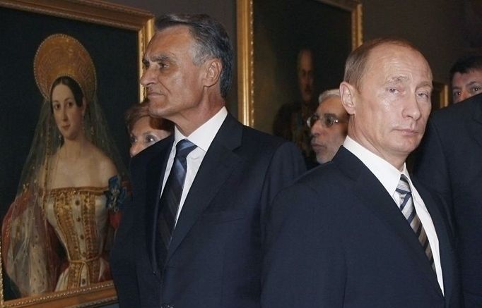 Russia's President Vladimir Putin (R) and his Portuguese counterpart Anibal Cavaco Silva look at the Hermitage collection of the Russian Empire at the Ajuda palace in Lisbon October 25, 2007. REUTERS/Andre Kosters/Pool (PORTUGAL)