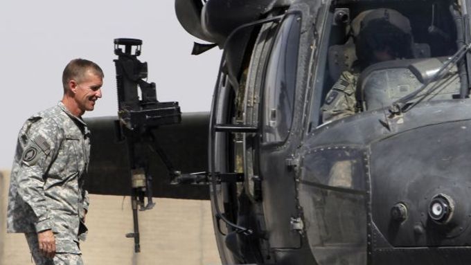 Stanley McChrystal nastupuje v Afghánistánu do helikoptéry Black Hawk.
