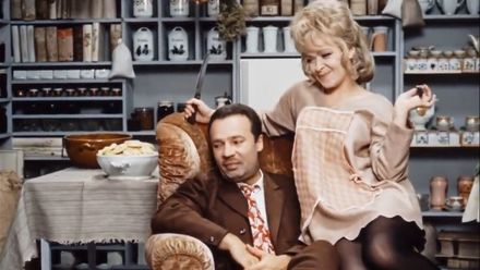 Bohdalová v prvním českém feministickém filmu posluhuje mužům. Zdarma a v HD kvalitě