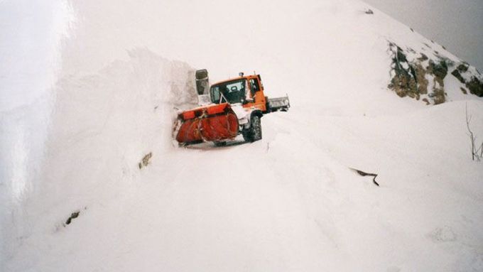 Sněhu v zimě bývá i více než metr. Pan Dalibor udržuje cestu průjezdnou pomocí sněhové frézy.