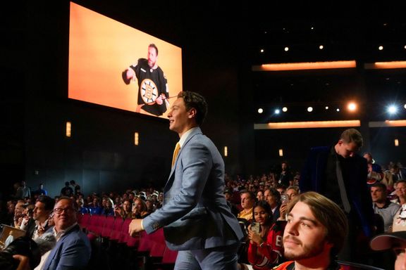 James Hagens míří na slavnostní pódium poté, co z něj Boston udělal sedmičku draftu NHL 2025.