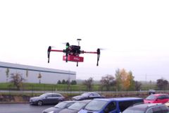 Doručení dronem vyzkoušel první tuzemský e-shop, větší využití ale omezují předpisy