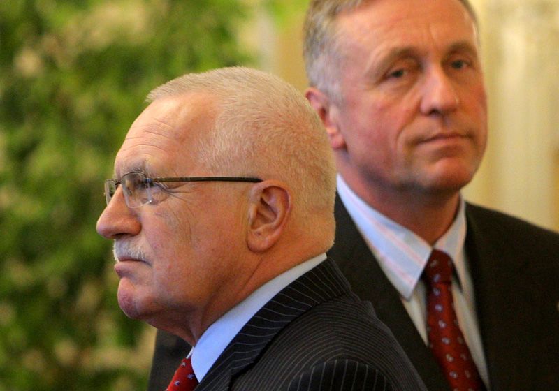 Mirek Topolánek donesl Václavu Klausovi demisi vlády