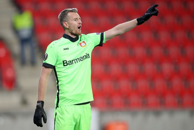 Lukáš Hrádecký v zápase Evropské ligy Slavia Praha - Bayer Leverkusen