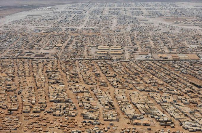 Letecký pohled ukazuje uprchlický tábor Zaatari v Jordánsku. Odhaduje se, že před válkou v Sýrii uprchly za dva a půl roku miliony lidí. Snímek z 18. července 2013.