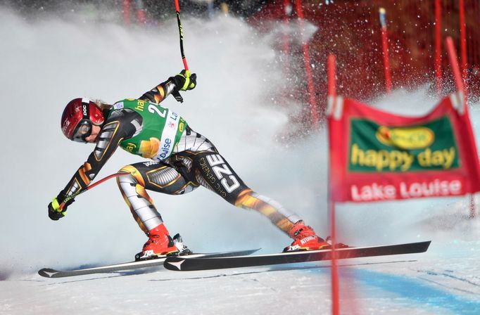 Ester Ledecká těsně před pádem při super-G v Lake Louise