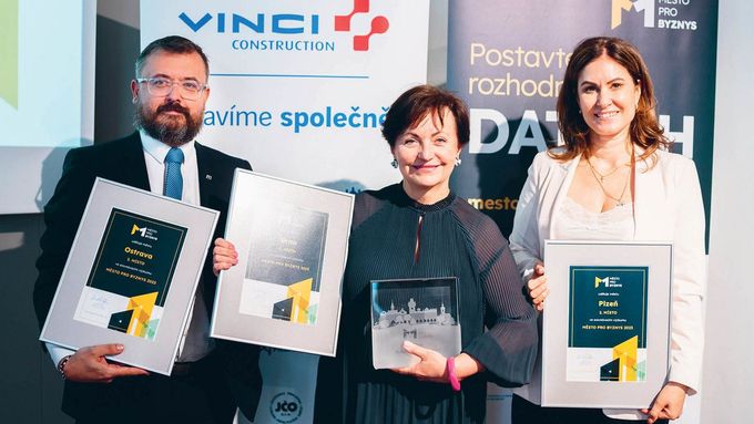 Cenu za vítězství ve výzkumu Město pro byznys převzala za Brno Anna Putnová (uprostřed). Ocenění za druhé místo si odvezla do Plzně Stanislava Černá, do Ostravy veze třetí místo Michal Bayer.